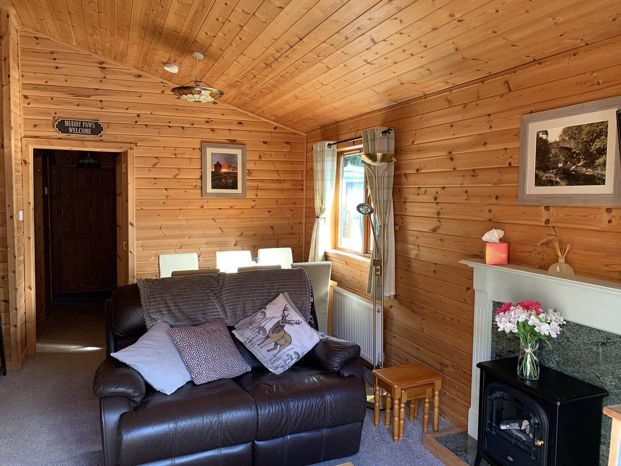 Lodge with river view - sleeps 6 - pet friendly in Scottish Borders