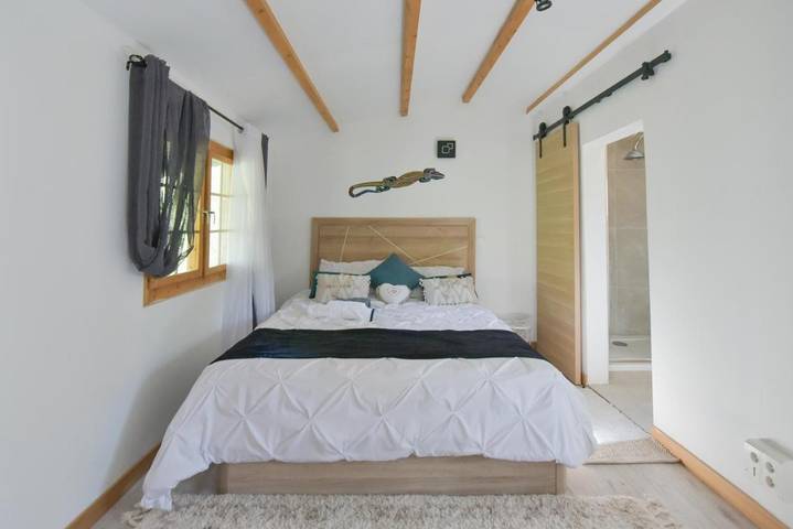Chalet pour 4 personnes, avec piscine et jacuzzi ainsi que balcon et jardin