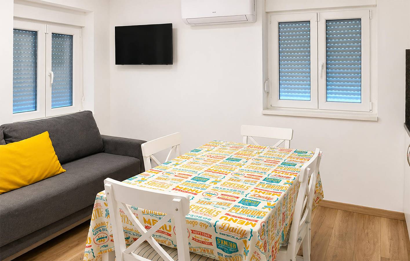 Ganze Ferienwohnung, Gemütliche Ferienwohnung mit Meerblick, Terrasse und Parkplatz, 800 m vom Strand entfernt in Pag