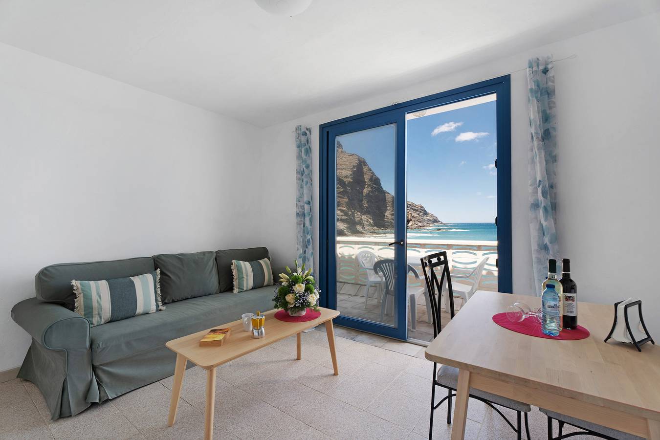 Apartamento entero, Apartamento 'Playa Azul - 10' con vistas al mar, terraza privada y Wi-Fi in Alojera, La Gomera