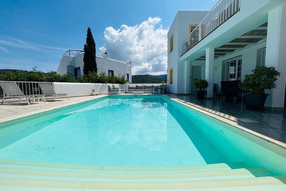 Villa with private pool and sea view from 1st floor, 5 mins walk to beach in Cala Vedella, Sant Josep de sa Talaia