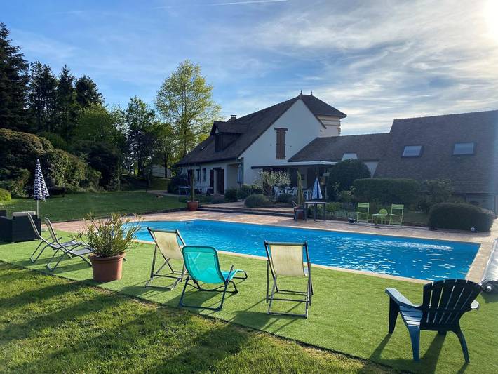 Gîte pour 14 personnes, avec Terrasse ainsi que Jardin et Piscine