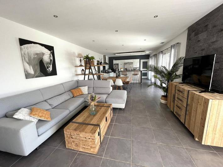 Location de vacances pour 6 personnes, avec terrasse et vue ainsi que jardin et piscine à Servian - 4