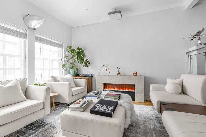 Vacation rental for 10 people, with pool and yard as well as balcony, kid friendly in Knightsbridge