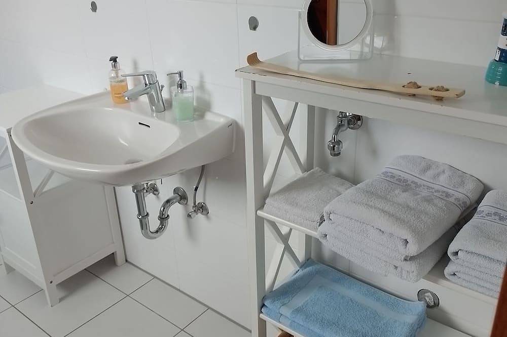Ganze Wohnung, Ferienwohnung Johannssen - Ferienwohnung Altenholz, Dusche, Wc in Altenholz, Rendsburg-Eckernförde