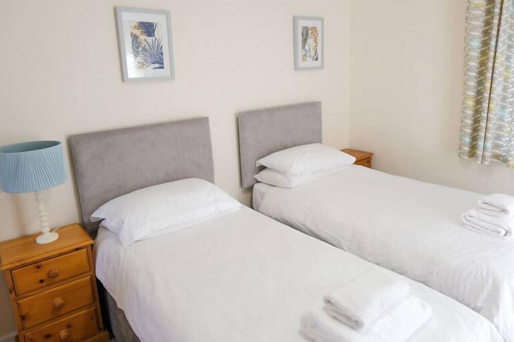 Hel lejlighed, Light, Bright Apartment Tucked Away by Bordeaux Harbour in Guernsey