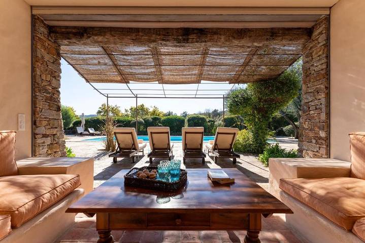 Location de vacances pour 14 personnes, avec piscine ainsi que jardin et vue à La Môle