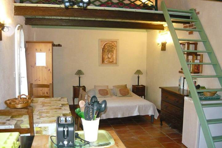 Gîte pour 3 personnes, avec Terrasse ainsi que Jardin et Piscine