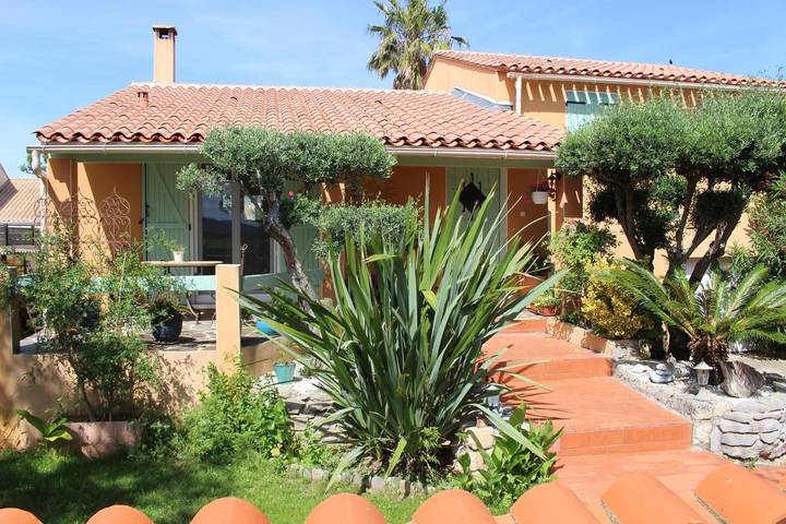 Location de vacances pour 6 personnes, avec piscine ainsi que vue et jardin à Mireval