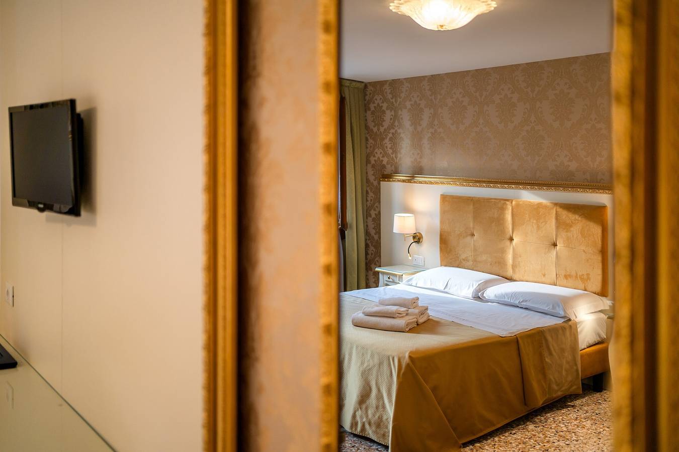 Guest House 'Hotel Walter' with Wi-Fi and Air Conditioning in Venice, Venice Province