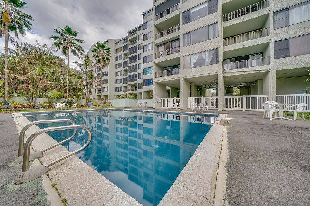 Ganze Wohnung, Familienfreundliche Wohnung in der Nähe des Meeres mit privater Veranda und Gemeinschaftspool! in Keaukaha, Hilo