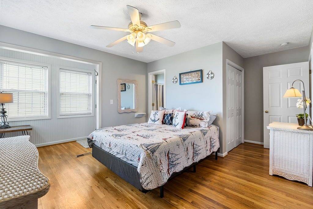 Ganze Wohnung, Cozy beachfront property with amenities, completely renovated recently! in Wilmington Beach, Pleasure Island