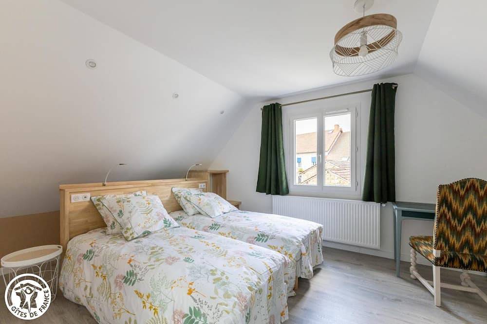 Magnifique Maison Indépendante en Pierre Totalement Rénovée Dans un Petit Hameau Paisible in Tralaigues, Puy-de-Dôme