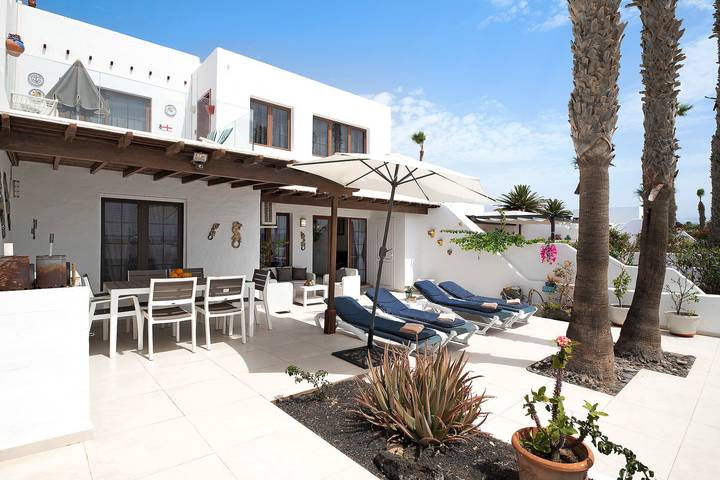 Ganze Wohnung, Apartment "Puerto Chico E" mit Meerblick, gemeinschaftlich genutztem Pool, Terrasse und WLAN in Playa Blanca, Yaiza