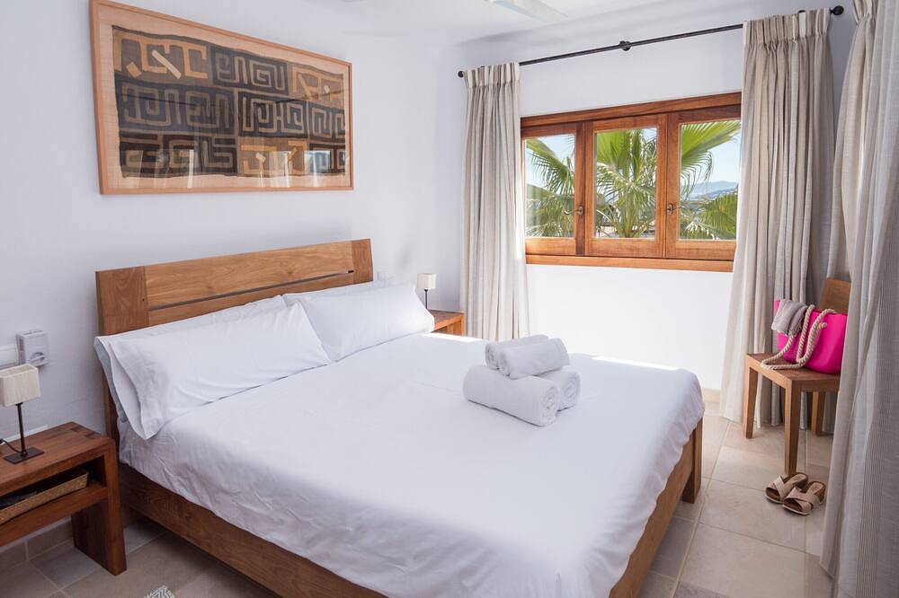 Villa con piscina y espectaculares vistas cerca de Ibiza y la playa in Santa Eulària des Riu, Ibiza Este