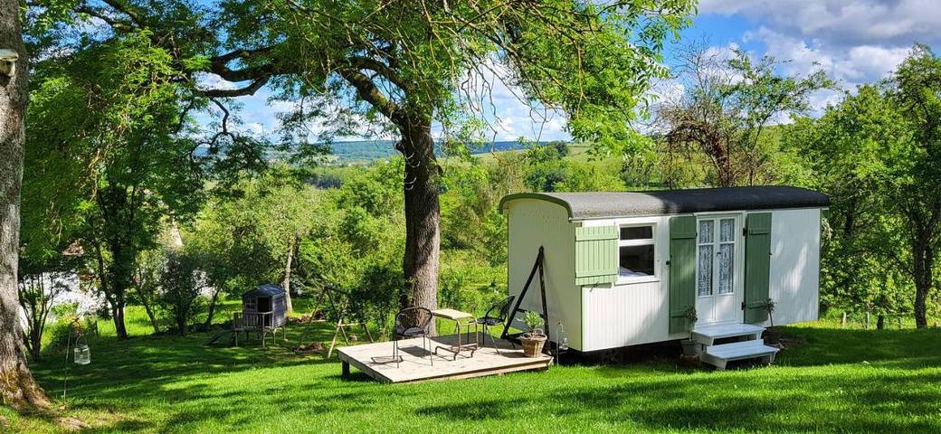 Camping pour 4 personnes, avec terrasse ainsi que jardin et vue dans Saône-et-Loire - 2