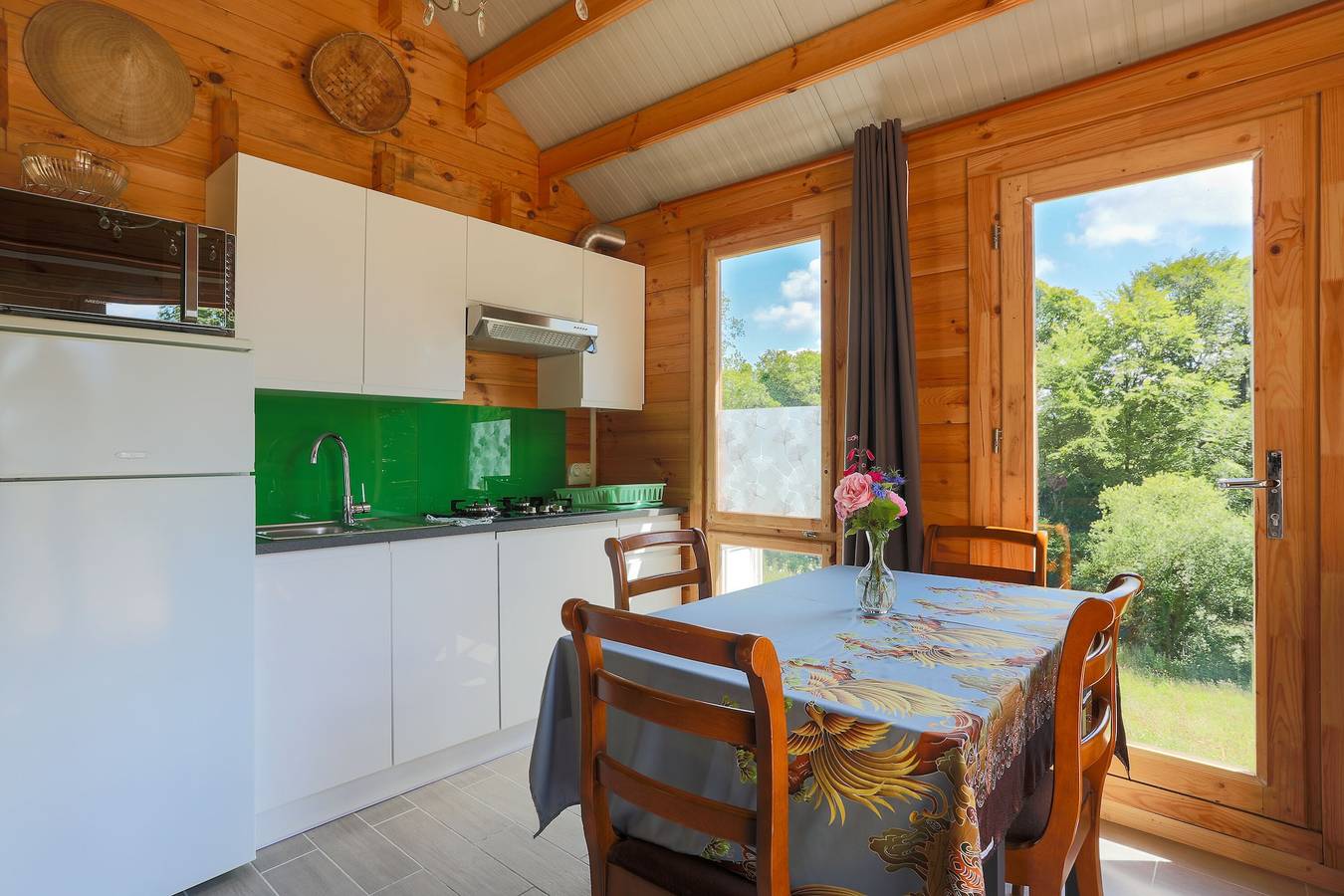 Chalet "Pondok Indah" avec jacuzzi, terrasse privée et jardin privé in Plouégat-Moysan, Région de Morlaix