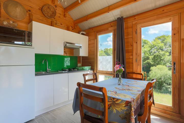Chalet "Pondok Indah" avec jacuzzi, terrasse privée et jardin privé in Plouégat-Moysan, Région de Morlaix