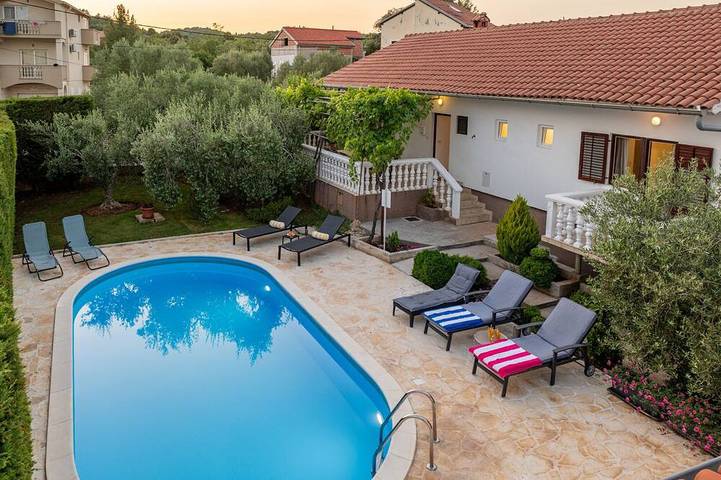 Villa für 8 Personen, mit Balkon und Garten - 1