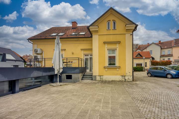 Gîte pour 2 personnes, avec terrasse, adapté aux familles dans Novo mesto