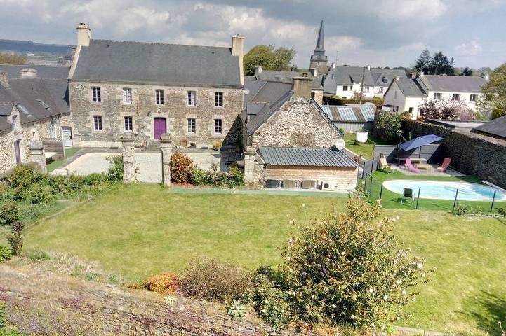 Gîte pour 6 personnes, avec piscine ainsi que jardin et terrasse à Saint-Thélo