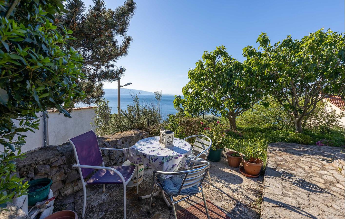 Ganze Ferienwohnung, Charmantes Apartment mit Meerblick, Terrasse, Parkplatz und WLAN in Sveti Juraj, Naturpark Velebit