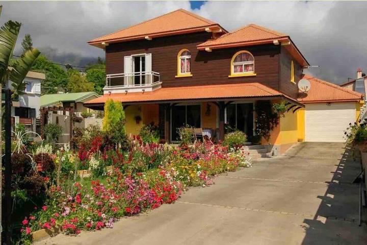 Location de vacances pour 14 personnes, avec balcon ainsi que jardin et vue à Cilaos