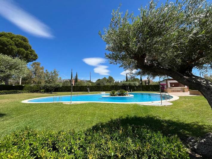 Location de vacances pour 6 personnes, avec piscine ainsi que jardin et balcon dans Les Tres Cales