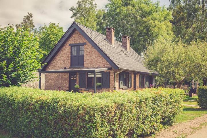 Location de vacances pour 10 personnes, avec Terrasse et Jacuzzi ainsi que Jardin et Piscine à Opglabbeek