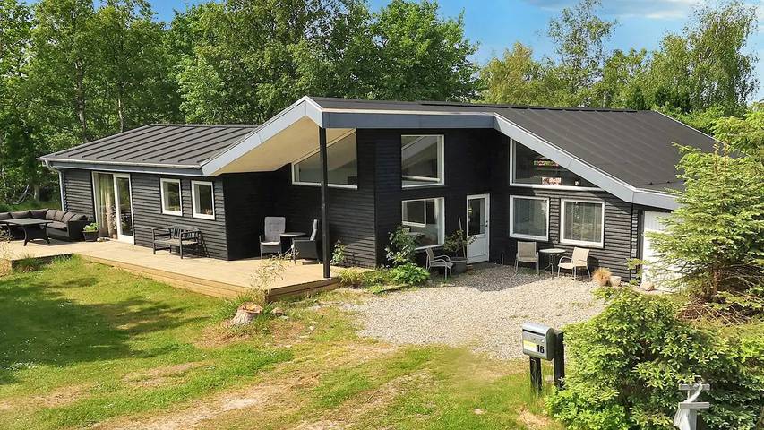 Ferieudlejning for 9 personer, med have i Egense