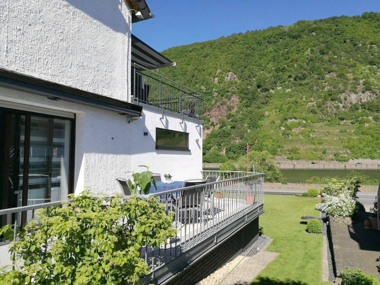Ganze Wohnung, Apartment with Terrace in Burg Eltz, Löf