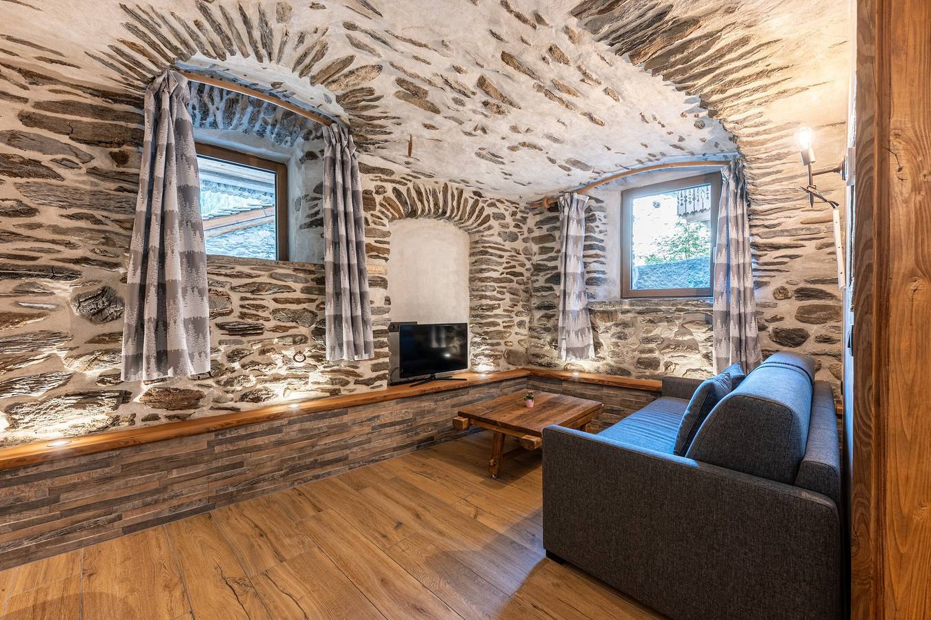 Appartement entier, Appartement "Ô Canton" avec vue sur les montagnes, terrasse privée et Wi-Fi in Lanslebourg-Mont-Cenis, Région de Saint-Jean-de-Maurienne