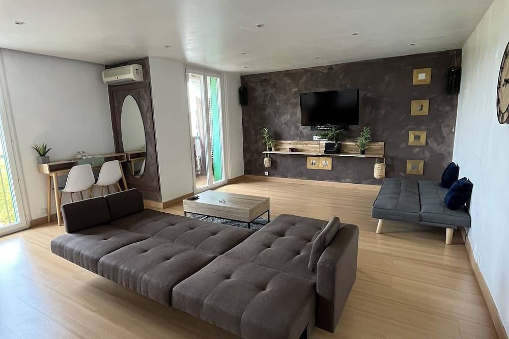 Entire apartment, Superbe apt Chic and Luxury vue sur les Collines de Marcel Pagnol Rental car in Marseille, Marseille region