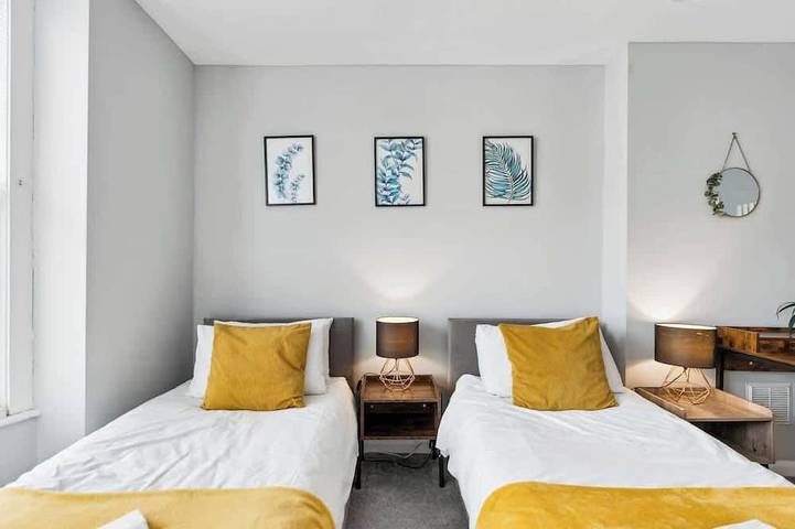 Entire apartment, Beach Access Apartment w/ Pier Views & Near Lanes in Brighton, Sussex