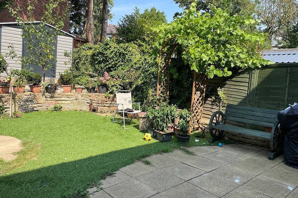 Near Roundhay Park- one of Eu's biggest city Parks in Nottingham, Midlands del Este