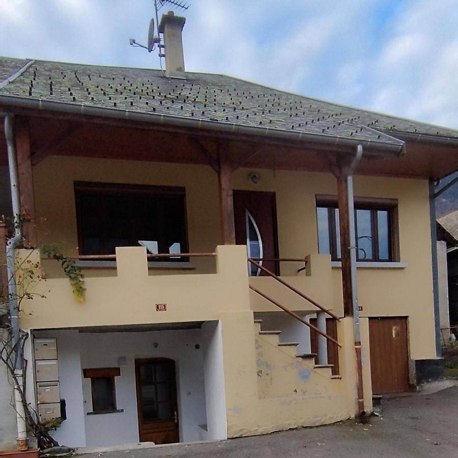 Appartement entier, One-Bedroom Apartment in Sainte-Marie-de-Cuines, Région de Saint-Jean-de-Maurienne