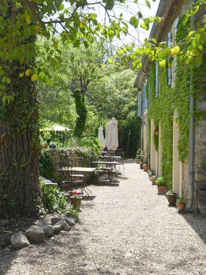 Gîte pour 2 personnes, avec vue ainsi que jardin et piscine à Olonzac
