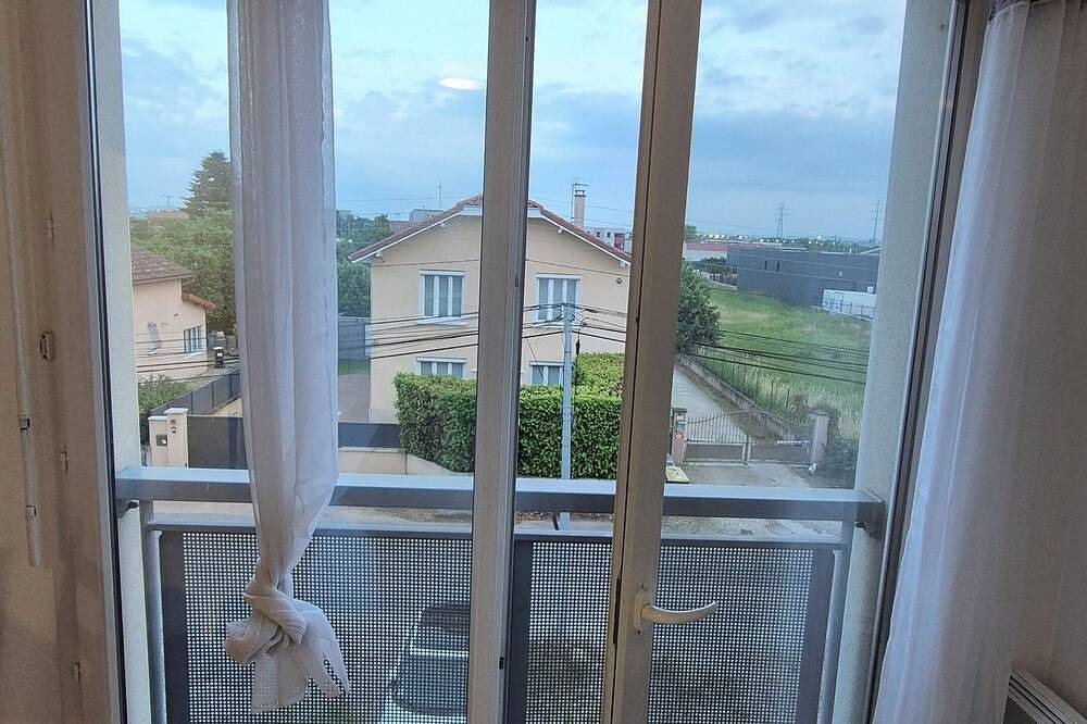 Ganze Wohnung, Julie's studio in Bron, Rhône