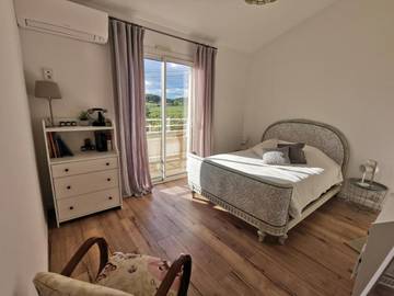 Maison d’hôte pour 3 personnes, avec jardin ainsi que vue et piscine à Castelnau-de-Guers