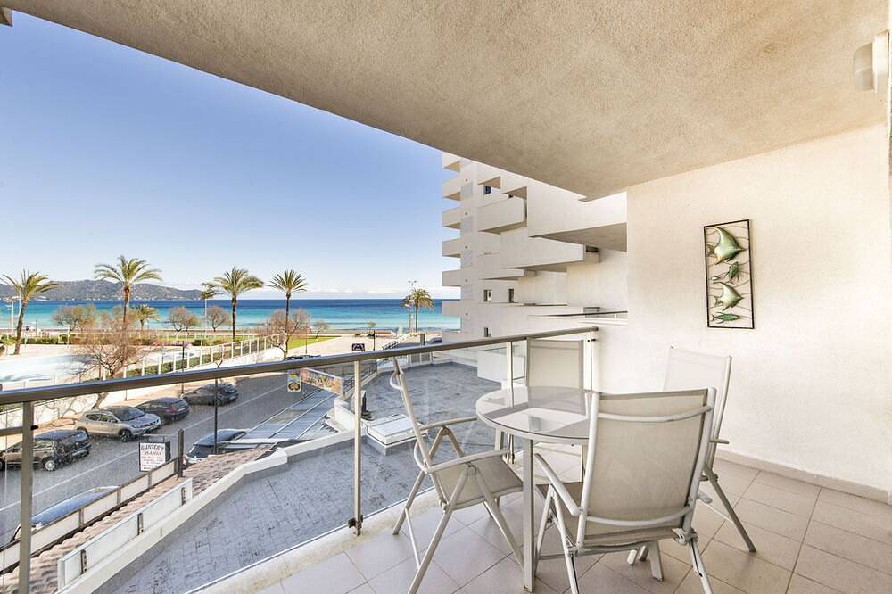 Entire apartment, Apartment In Cala Millor, Modern, Directly On The Beach, Seaview, Wifi Incl, in Cala Millor, Sant Llorenç des Cardassar