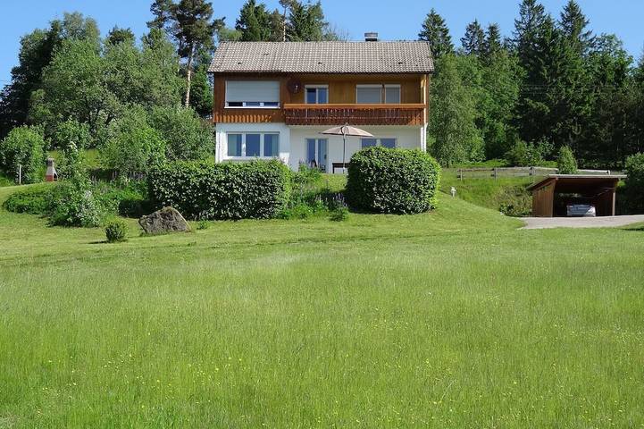 Ferienhaus für 8 Personen, mit Balkon und Garten