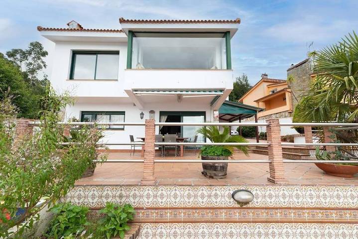 Villa für 10 Personen, mit Balkon und Terrasse sowie Garten und Pool