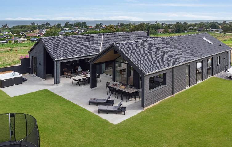 Ferieudlejning for 16 personer i Bogense