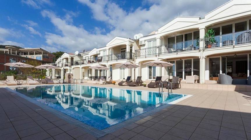 Bungalow für 4 Personen, mit Pool und Balkon sowie Sauna in Montenegro
