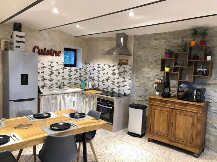 Location de vacances pour 4 personnes, avec vue ainsi que jardin et piscine, animaux acceptés à Grospierres - 2