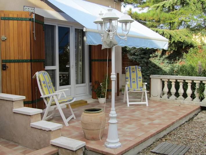 Gîte pour 4 personnes, avec terrasse ainsi que jardin et piscine