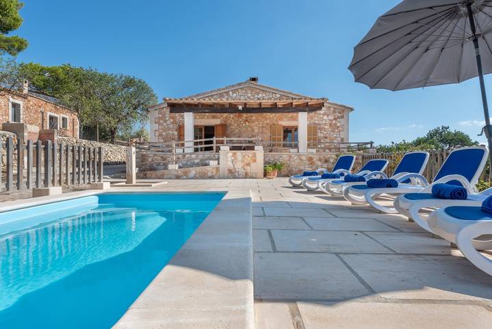 Rustic Finca "Saresta den Rumbet" with Pool, Garden, Terrace & Wi-Fi in Llucmajor, South Majorca