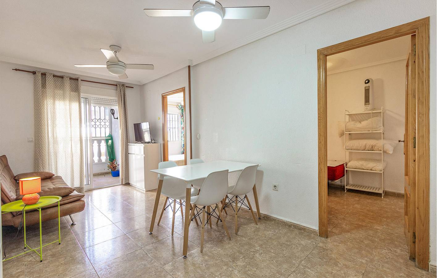 Apartamento vacacional entero, Acogedor apartamento con piscina, terraza y vistas al mar in Torrevieja Centro, Torrevieja