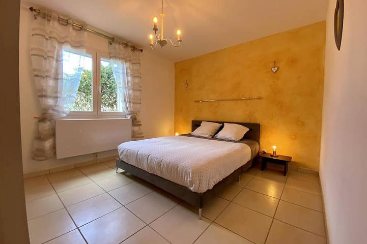 Location de vacances pour 4 personnes, avec jardin ainsi que terrasse et jacuzzi, animaux acceptés à Saint-Jean-de-Barrou - 2