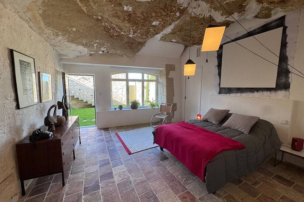 Family suite in troglodyte house with access to indoor swimming pool in La Roche-Clermault, Loire-Tal